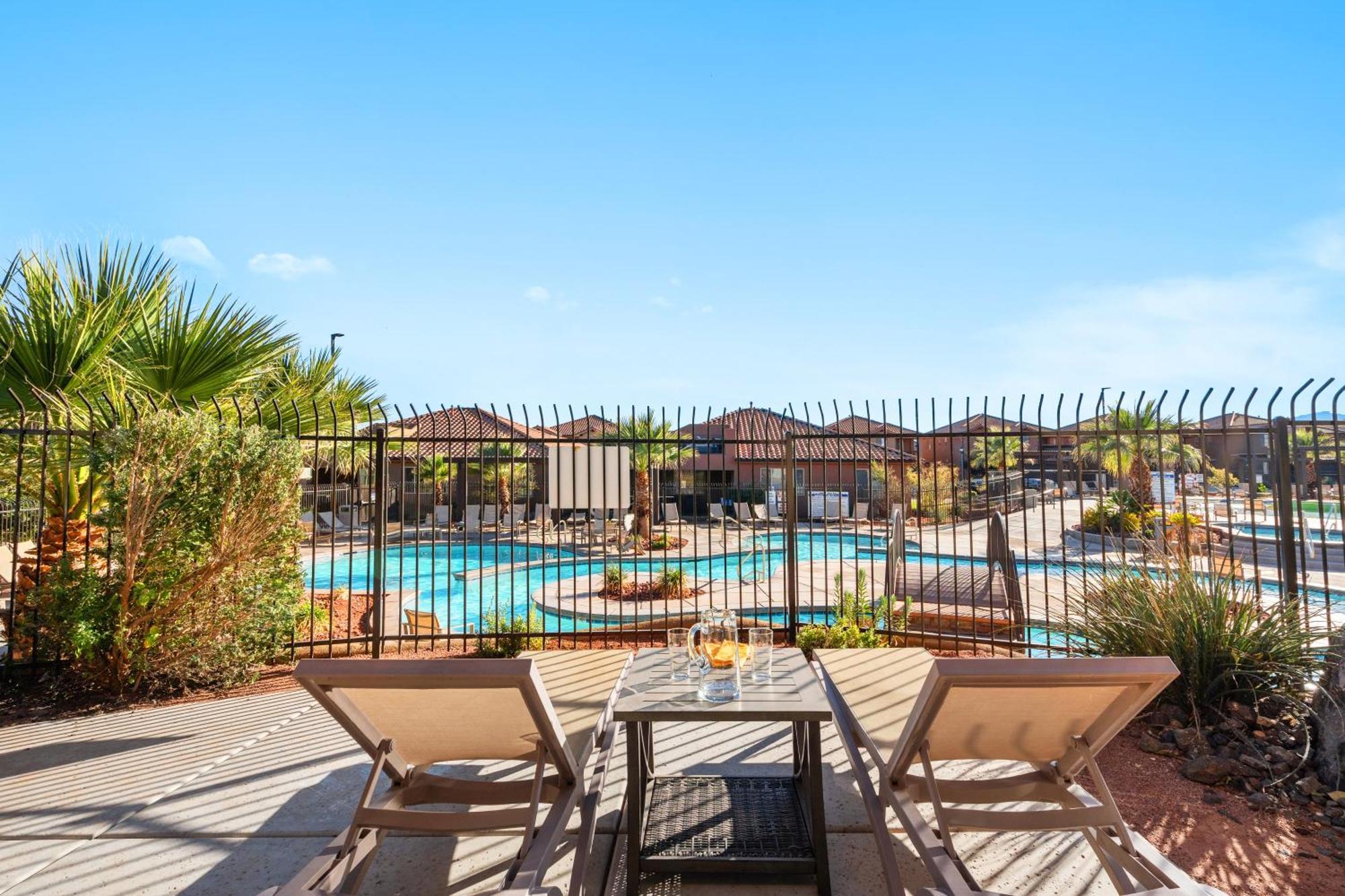 Paradise Village: Poolside Haven with Private Hot Tub and Family Fun Santa Clara Exterior photo