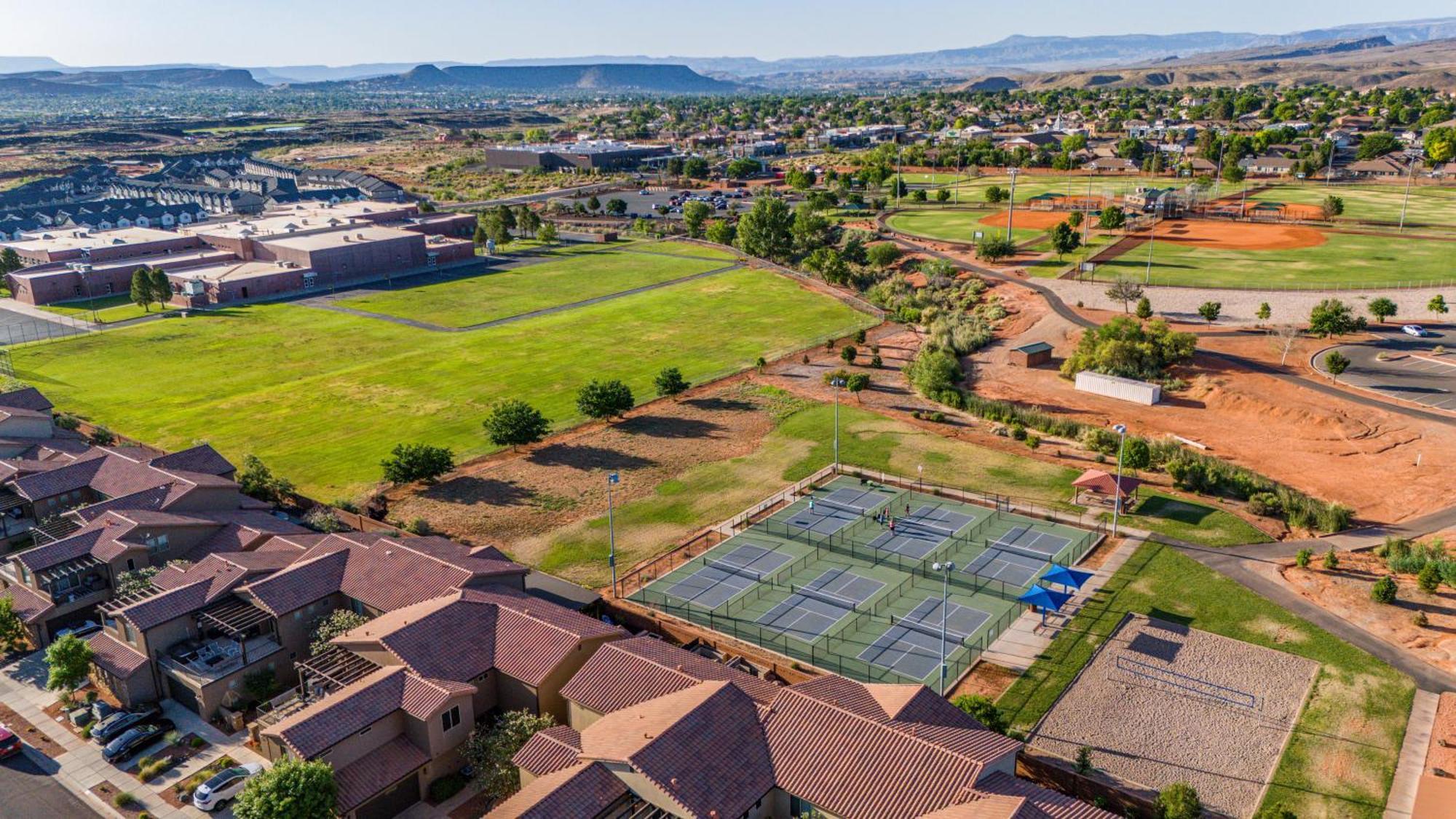 Paradise Village: Poolside Haven with Private Hot Tub and Family Fun Santa Clara Exterior photo